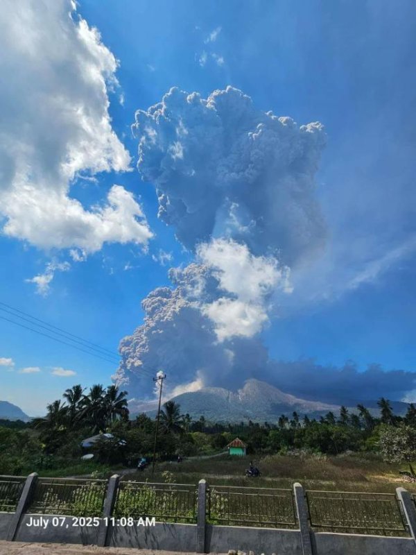 股票配资炒股网址 火山灰柱最高达1.8万米 印尼勒沃托比火山喷发